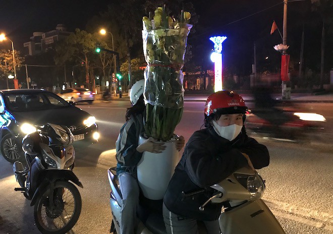 Trắng đêm ngồi co ro đốt củi sưởi ấm để canh đào, quất, hoa Tết